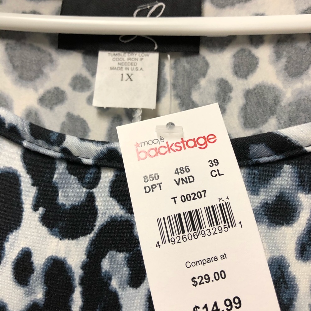 Short sleeve leopard print top.